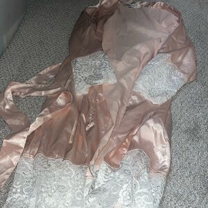 Woman’s Silky size S/M Light Pink Lace Silk Brides Bridal Robe Short